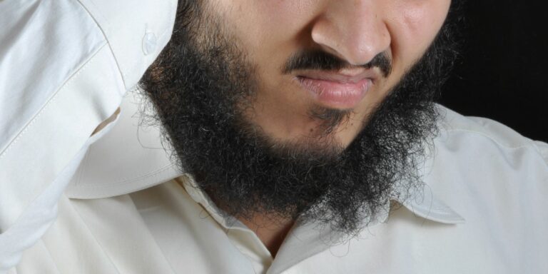 À leur nez et à leur barbe !