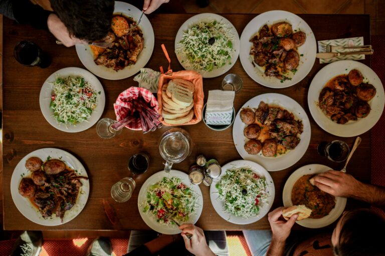 Un chrétien peut-il manger halal ? — meal with friends