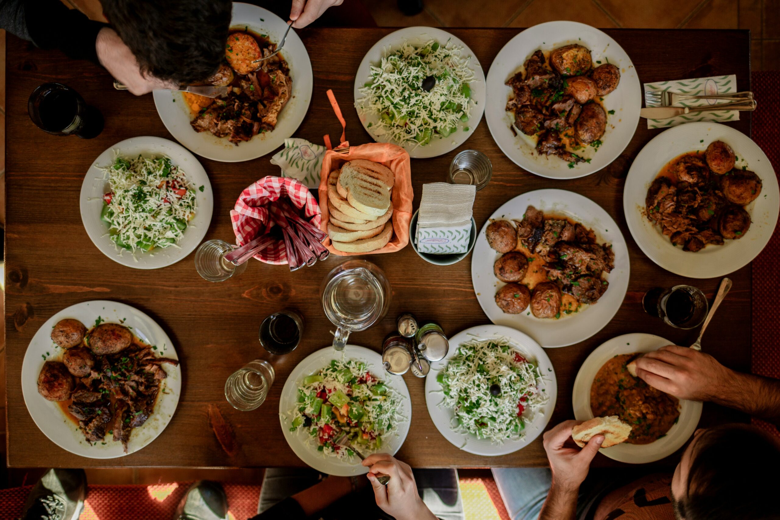 Un chrétien peut-il manger halal ? — meal with friends
